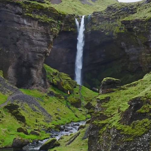 بینه همه غریبه ای ها خالی تر از همیشه ای ها دلت فقط دریچه میخواد